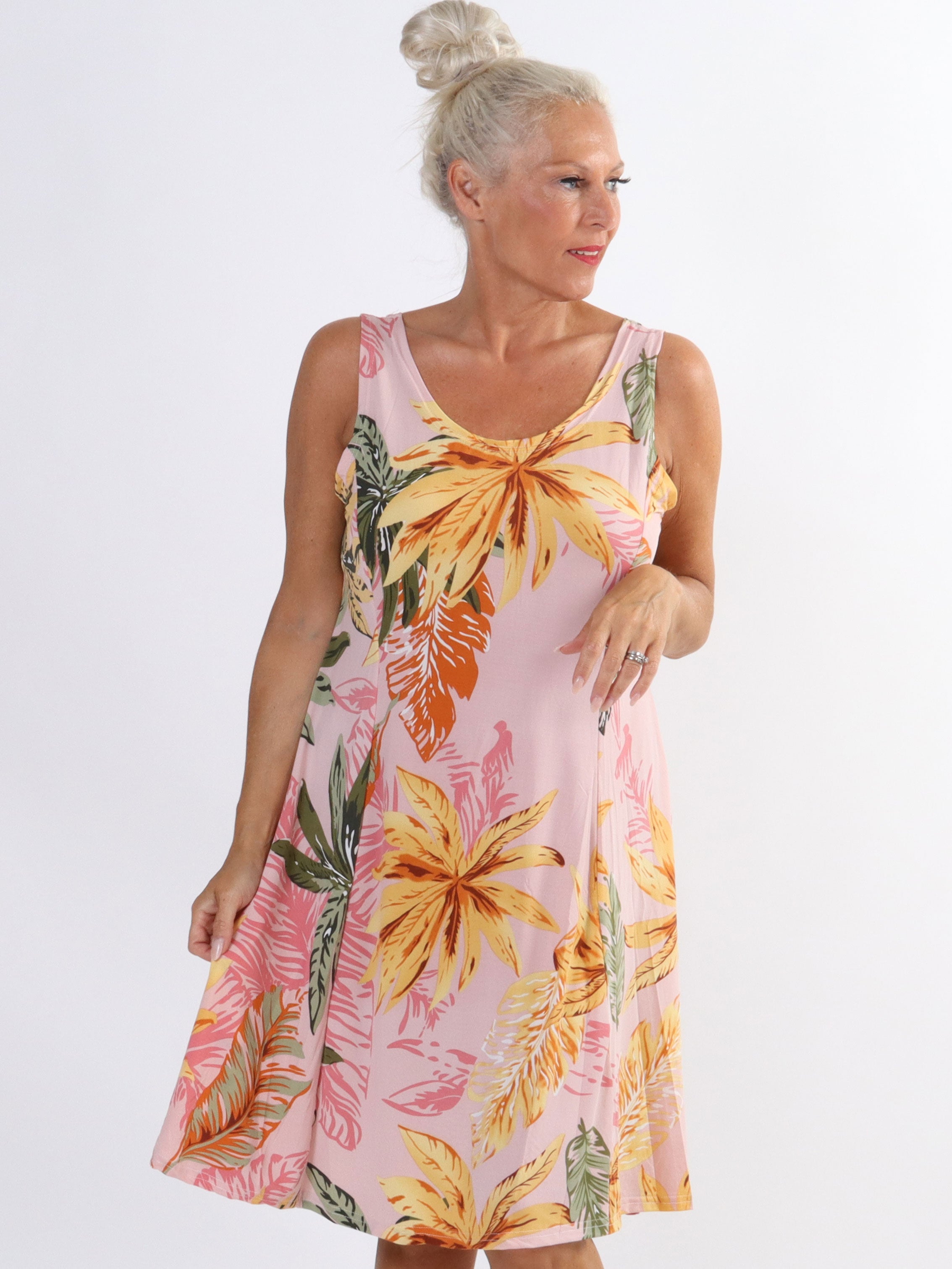 Maj Tropical - Sød elastisk plus size sommerkjole med blomster
